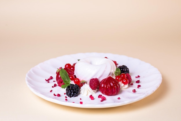 Deser z owocami i kremem